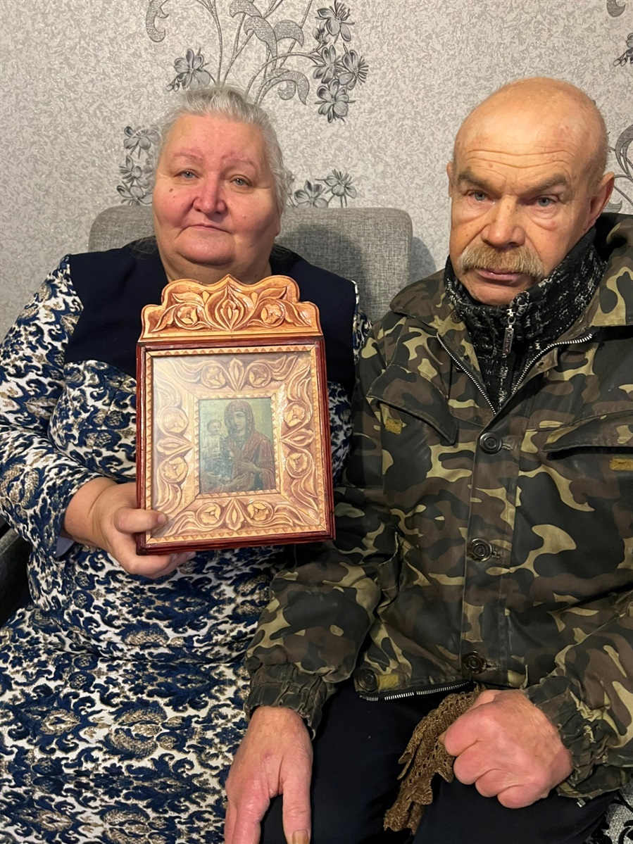 Галина впевнена, що ця ікона врятувала її з чоловіком під час мінометного обстрілу