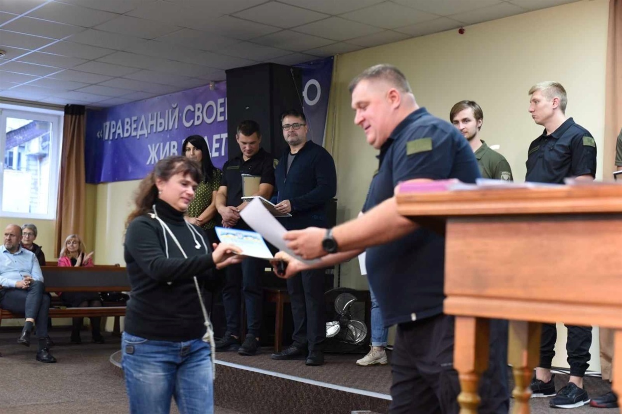 Світлана отримує нагороду за волонтерську діяльність