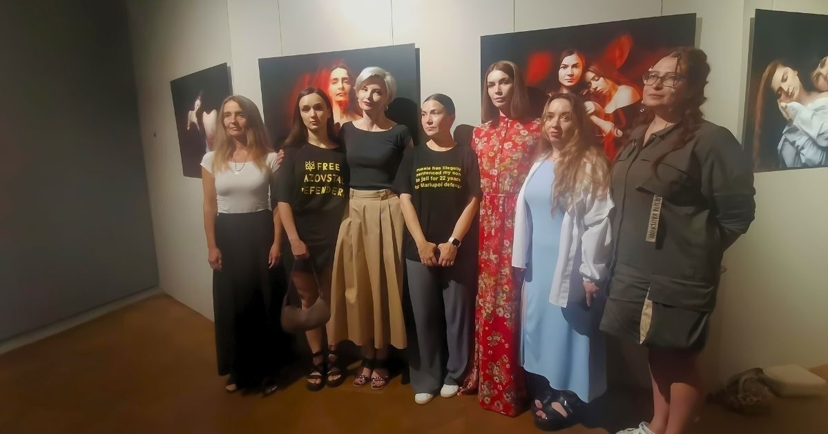 Учасниці фотопроєкту "Не мовчи. Полон вбиває" на виставці