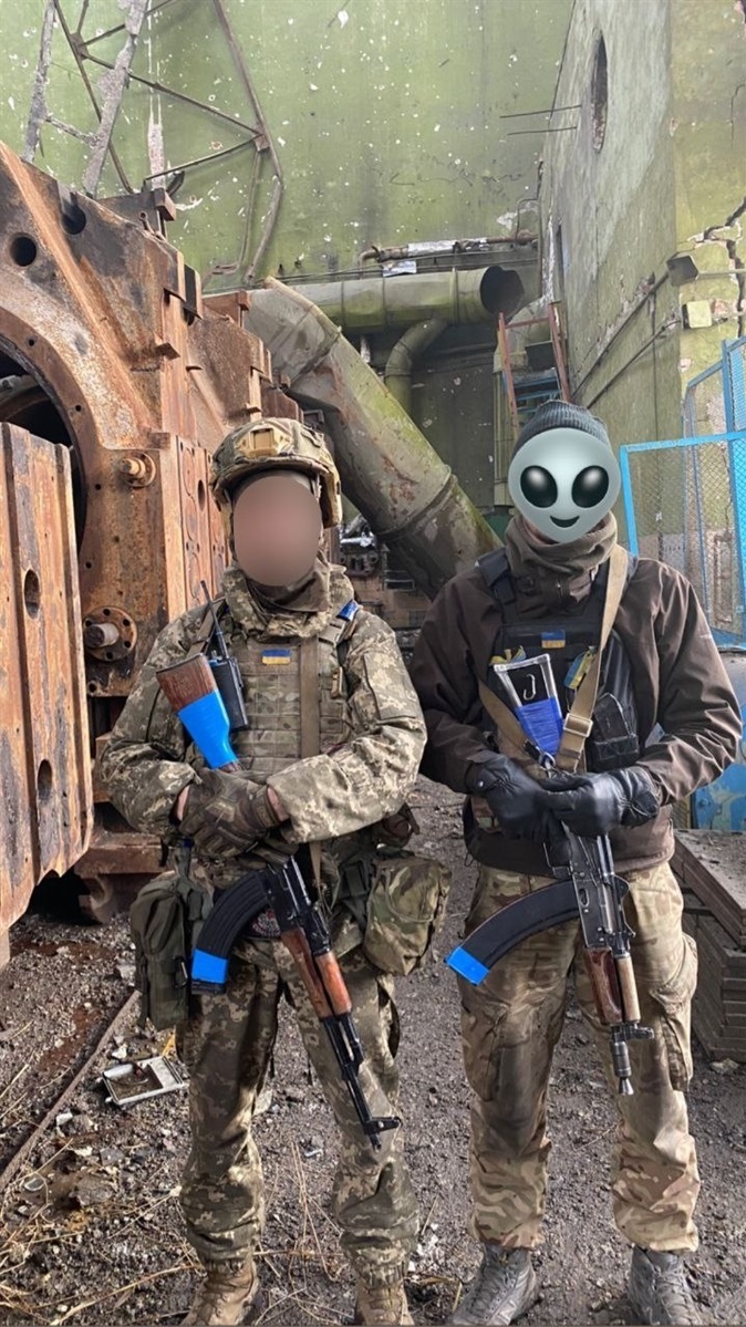 Артем (ліворуч) на "Азовсталі"