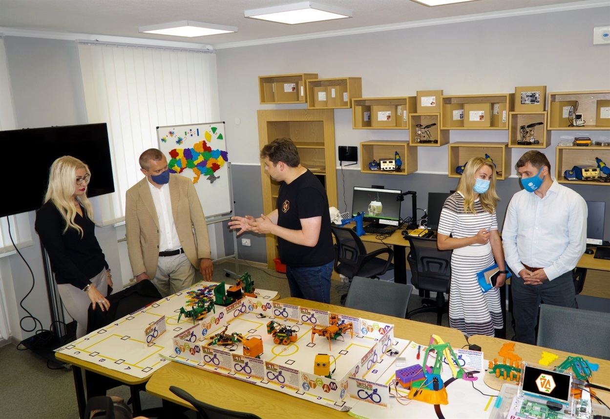 Відкриття у червні 2021 року Донецького обласного STEM-центру у Краматорську , який оснащено обладнанням та освітніми рішенням компанії 3D.Farm. Зараз STEM-центр успішно релоковано, приміщення зруйновано російською ракетою С-300