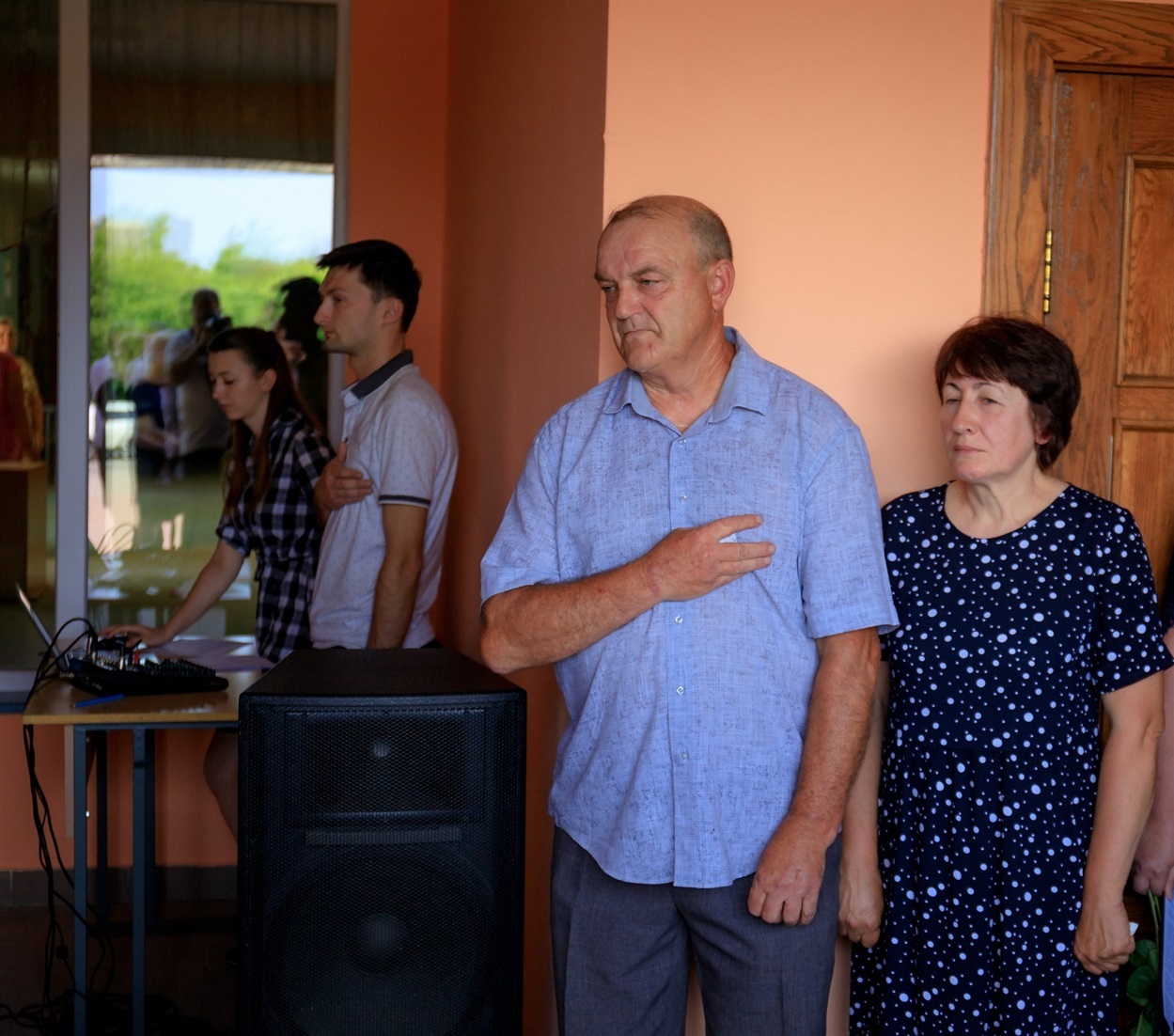 Олександр і Людмила на відкритті меморіальної дошки в школі на честь свого сина Сергія