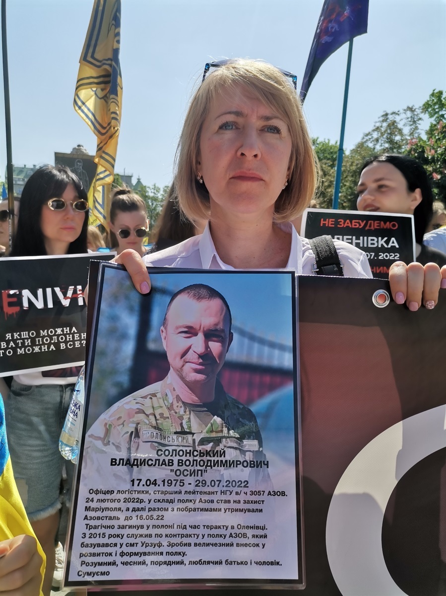Остання зустріч подружжя відбулася у київському морзі - Світлана тримала холодну руку чоловіка через чорний пакет...
