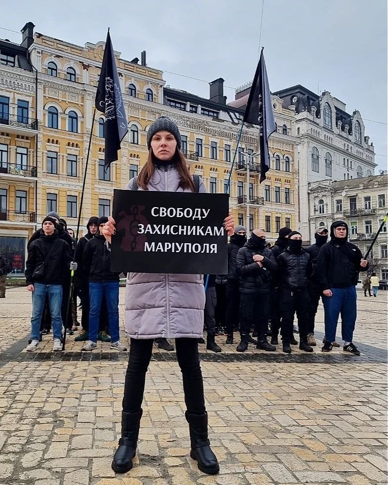 Софія вірить, що її брат повернеться з полону, а вона  зможе потрапити на вільну Луганщину і побачити рідних