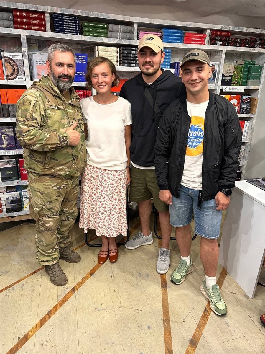 Зліва направо: "Мангуст", авторка книги Анастасія Дмитрук, "Тейваз" і "Електрон"
