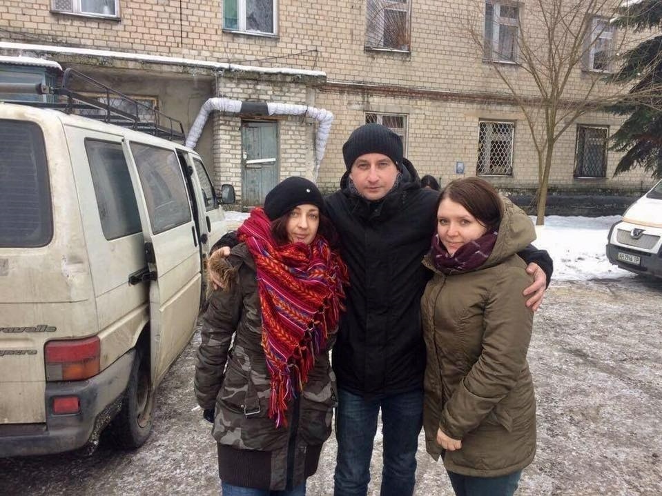 Анастасія Магазова (справа) у Авдіївці