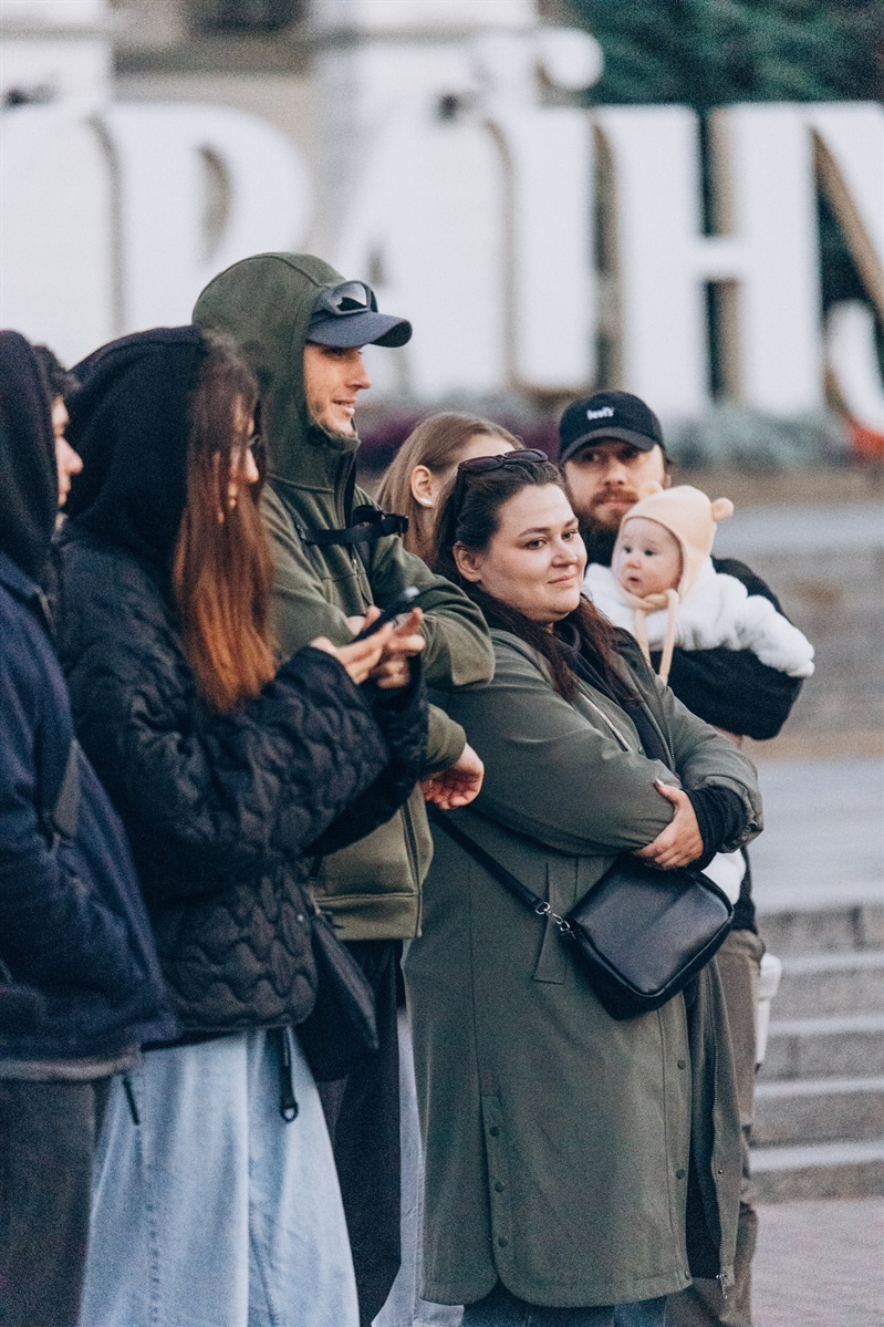 Олег прийшов зустрітися з другом, він тримає на руках свою донечку Ліну