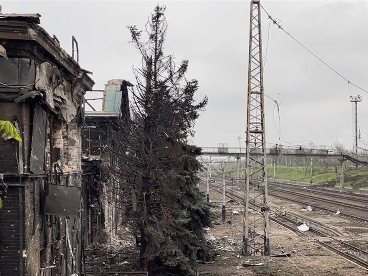 Розбитий залізничний вокзал у Бахмуті