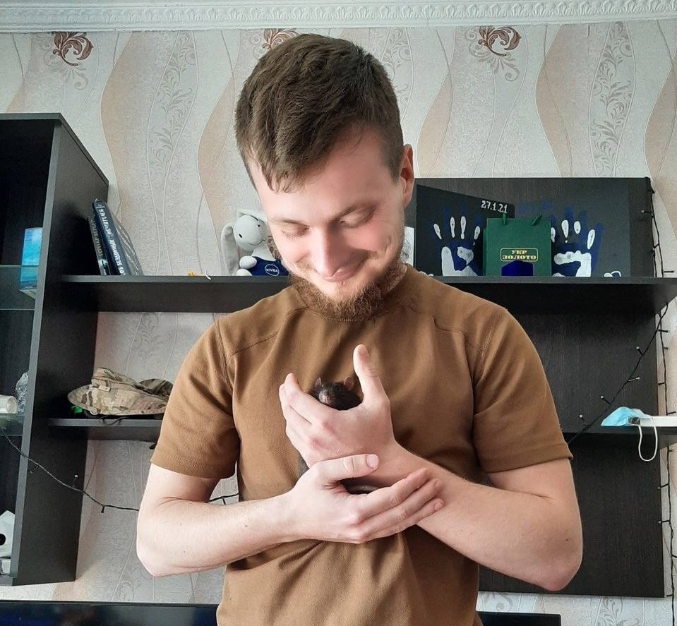 Дмитро Селізар з пацюком Тортиком
