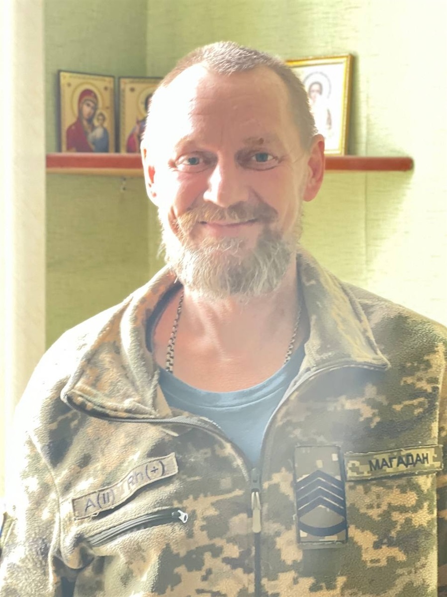 Володимир майже завжди усміхається і каже, що на війні без гумору нікуди