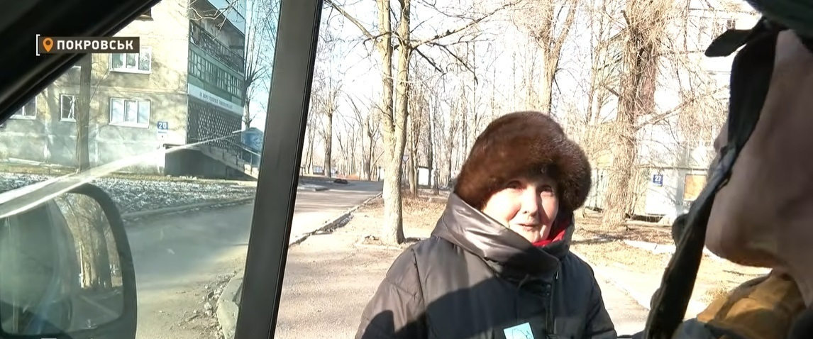 Жінка просить врятувати їх, але відмовляється їхати, каже - не може