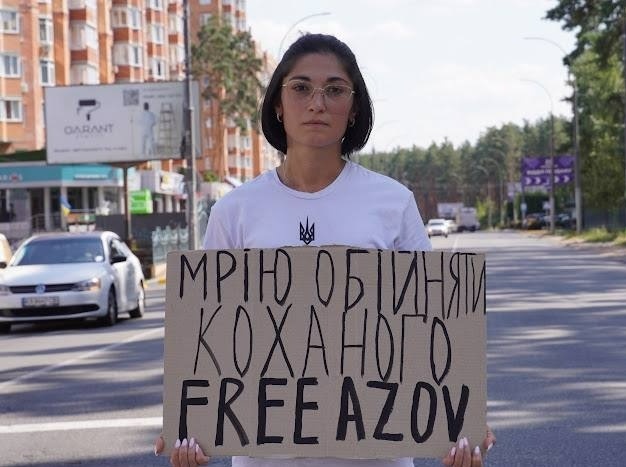 Найбільше Вероніка мріє обійняти коханого, та поки він у ворожих застінках