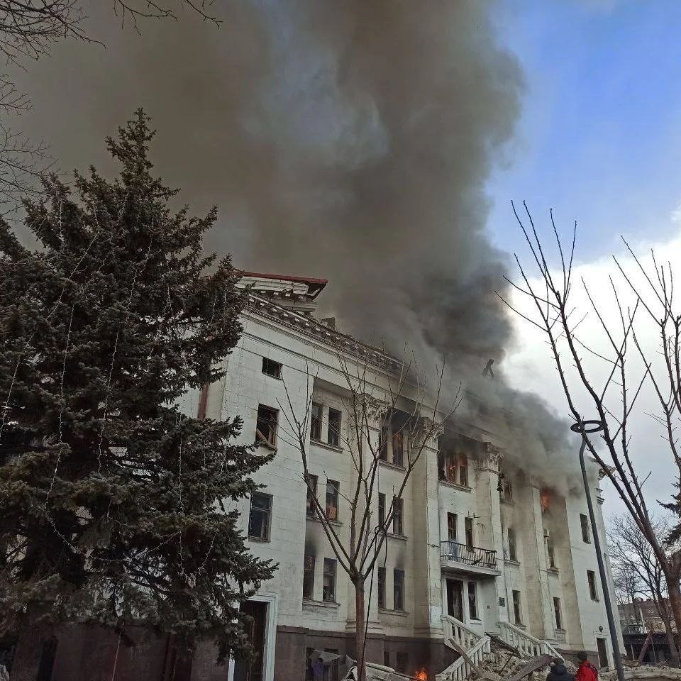 Так горів драмтеатр у Маріуполі, коли росіяни скинули на нього авіабомбу