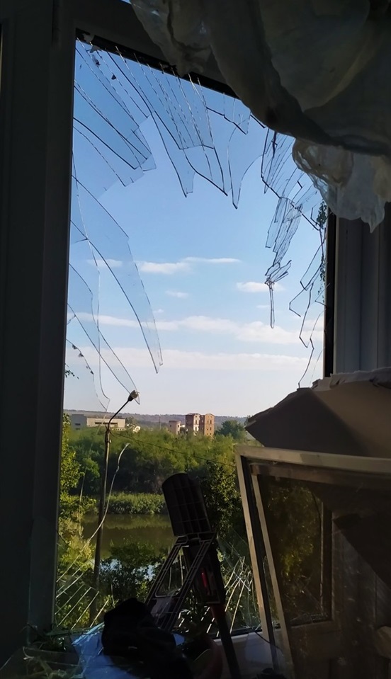 Вид з розбитого вікна квартири Наталі на зруйнований завод Сініат