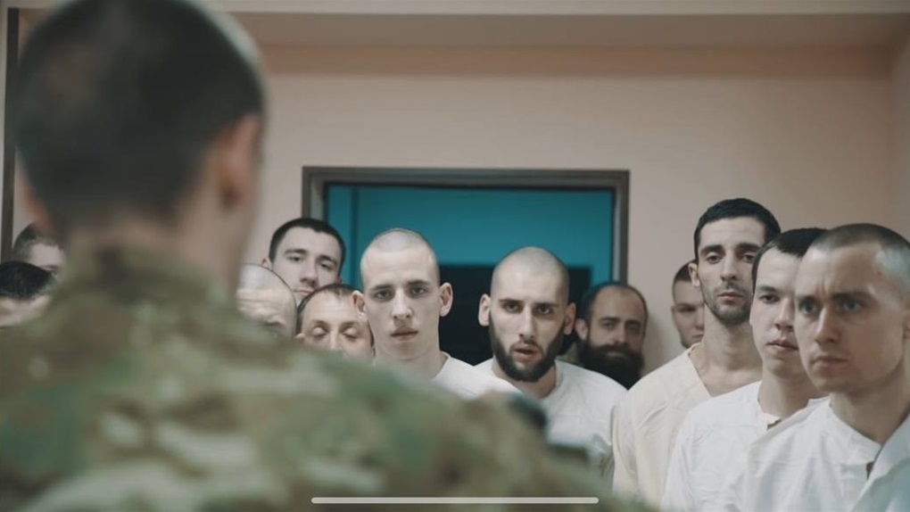 "Смок" посередині, без бороди