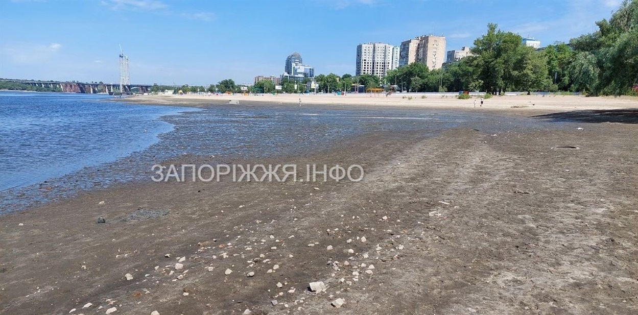 Тим часом у Запоріжжі води Дніпра відійшли від берега на 30-40 метрів