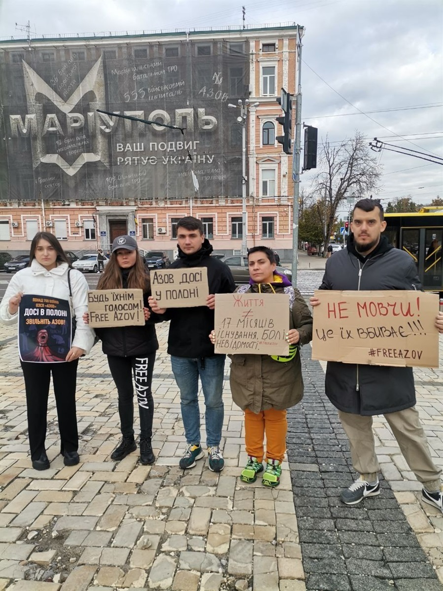 Діана (зліва) приїхала до Києва з Житомира, аби вкотре нагадати про полонених "азовців"