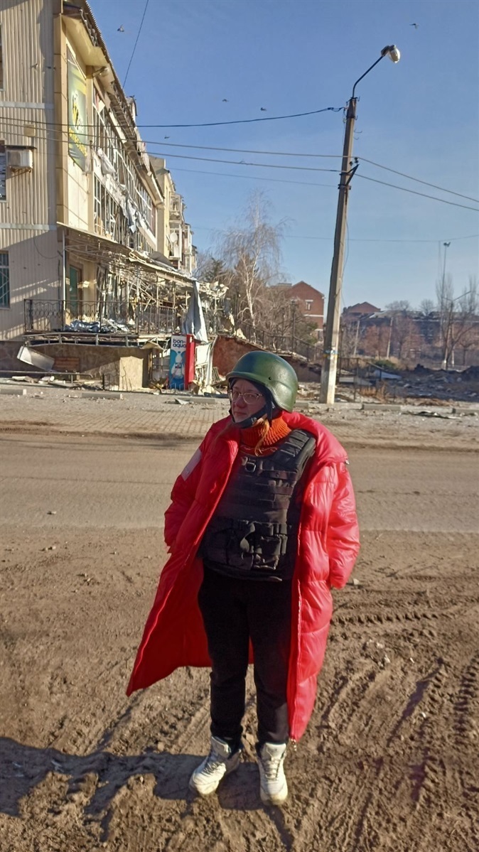 Попри небезпеку Оля та інші волонтери допомагають людям у Бахмуті