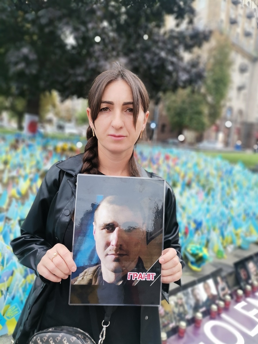 Ірина Кролевецька - сестра загиблого в Оленівці Костянтина Істратова, прийшла вшанувати пам'ять брата та його побратимів