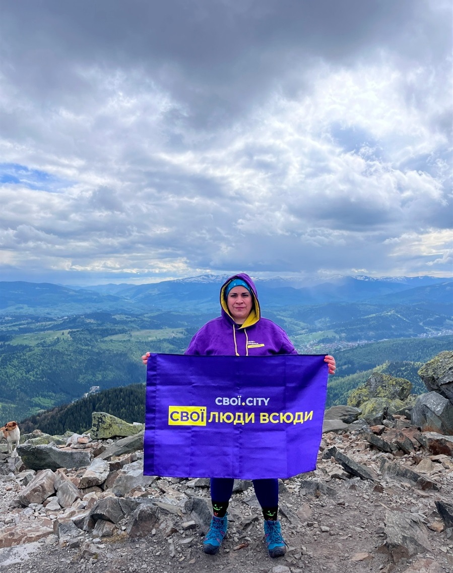 Журналістка Свої Ганна Курцановська розгорнула прапор видання на горі Хом'як