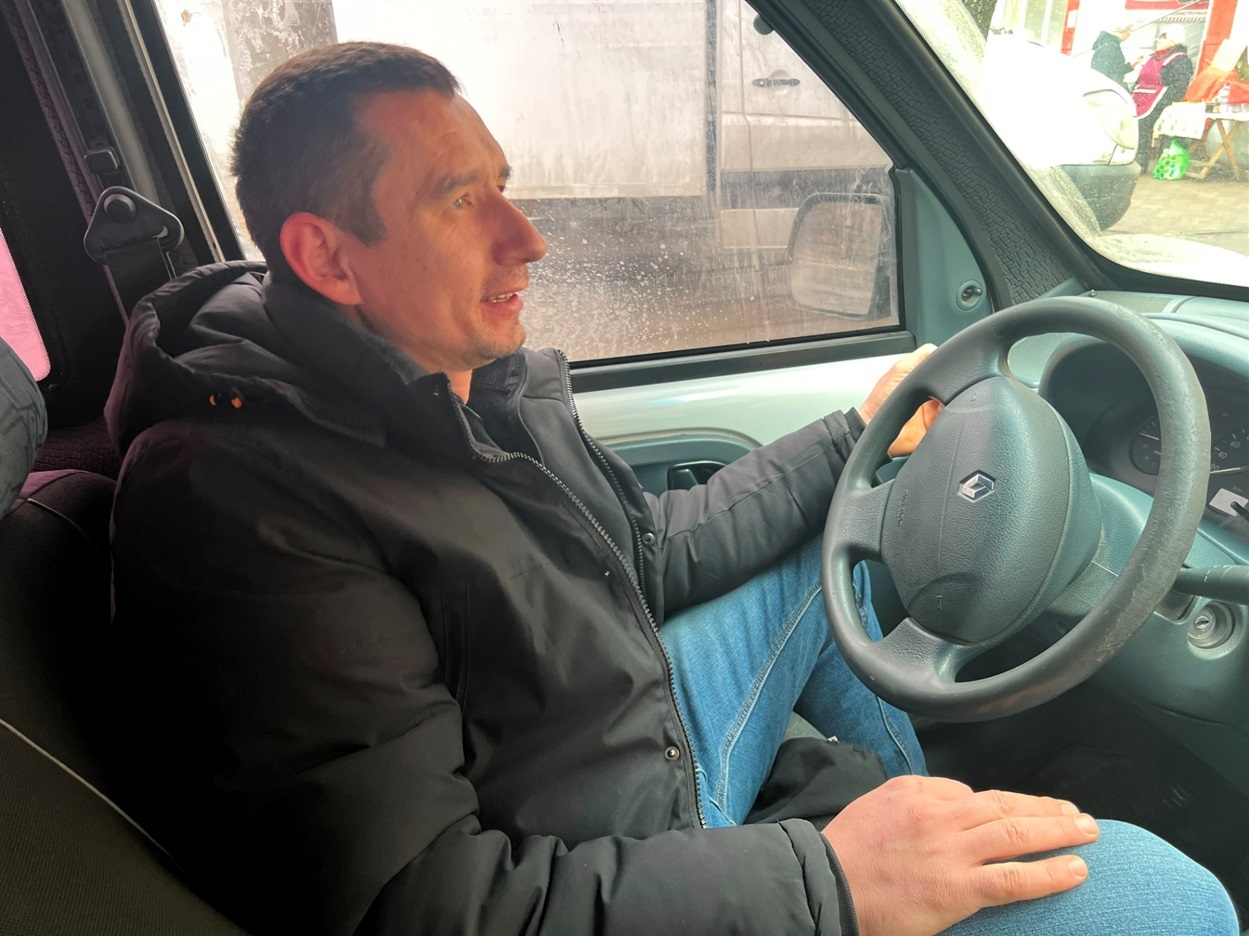 Свої їдуть з Володимиром до розбитої чотириповерхівки, де він жив з рідними