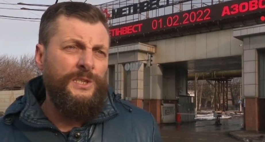 Олександр біля комбінату 