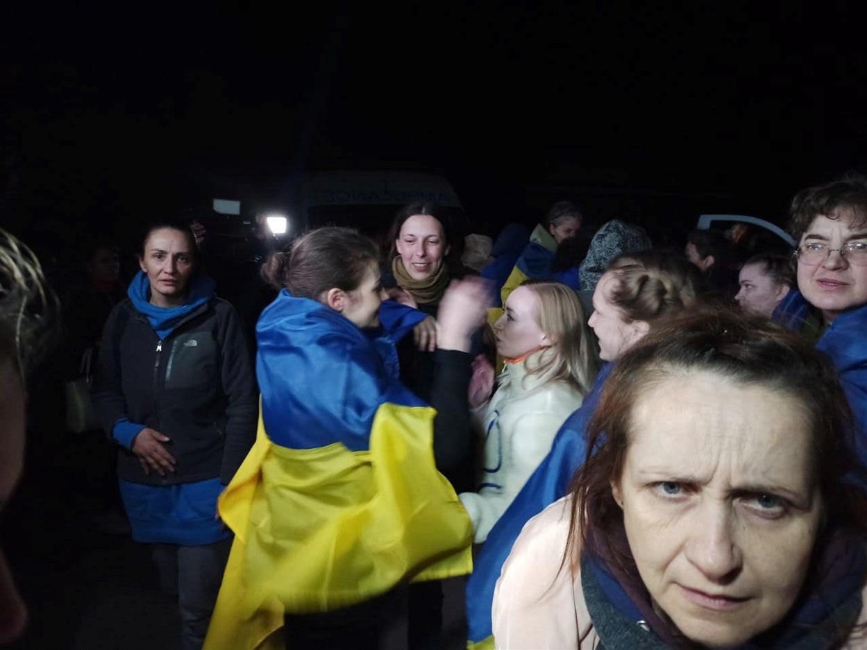Олена на свободі (на передньому плані)
