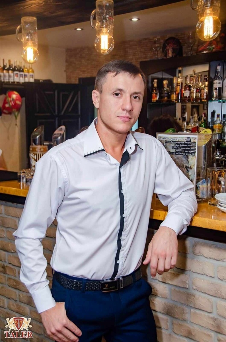 Артем тільки-но влаштувався на роботу у RIA Pizza. Не встиг там і тижня відпрацювати