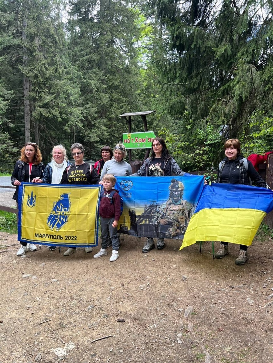Ольга Гряник (третя зліва) провела групу до стежки на гору Хом'як і чекала всіх у готелі