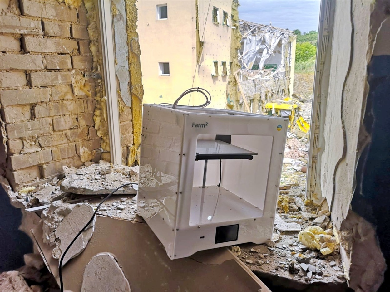 У цій школі у селі Маяки Святогірської громади у класі був 3D-принтер, який у 2019 році закладу подарувала компанія Сергія Гакова