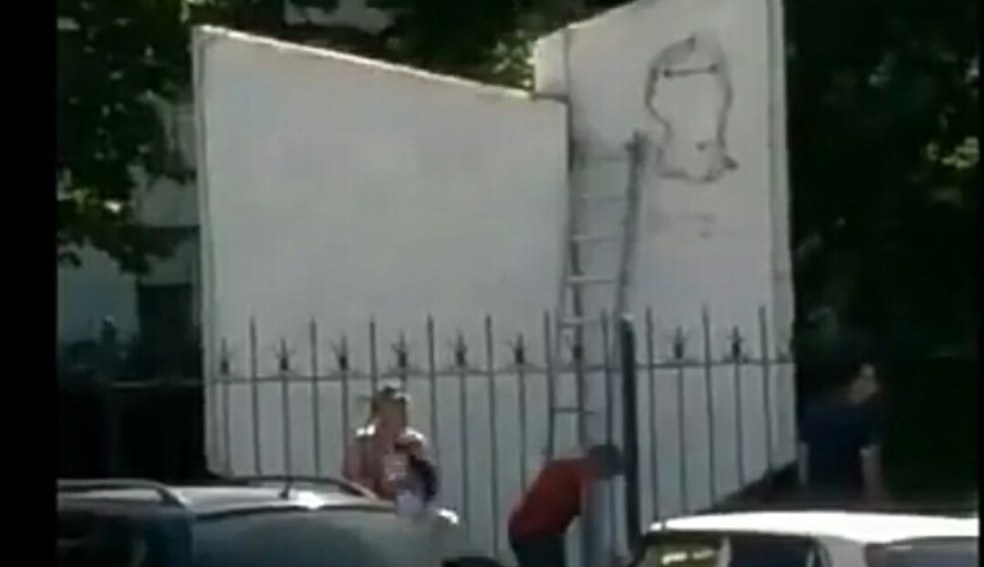 В Луганске уничтожили барельеф Шевченко на стеле при входе в университет