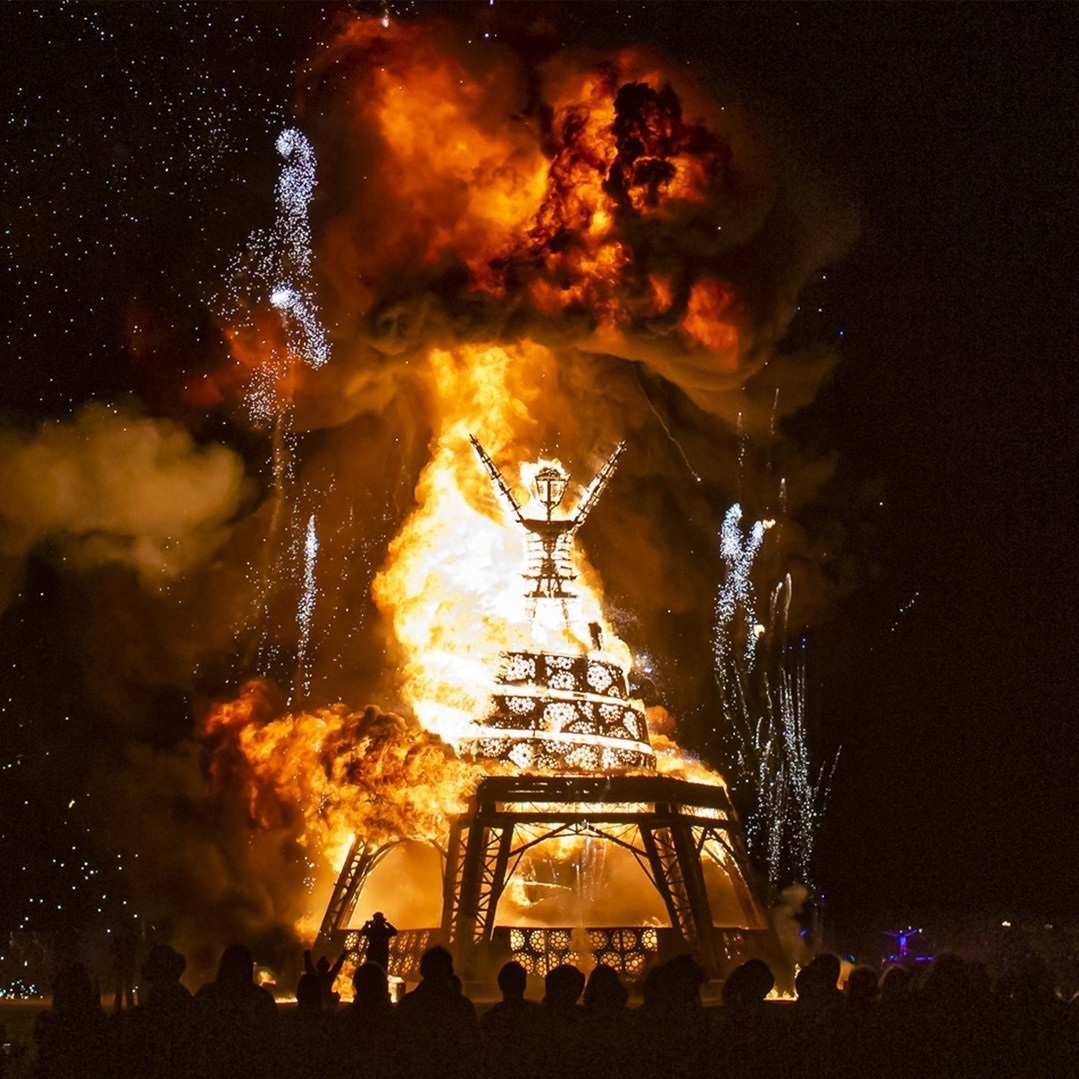 В кінці фестивалю Burning Man головний артоб'єкт спалюють