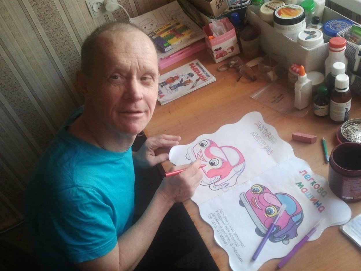 Сашко вдома у Маріуполі. Йому подобаються розмальовки
