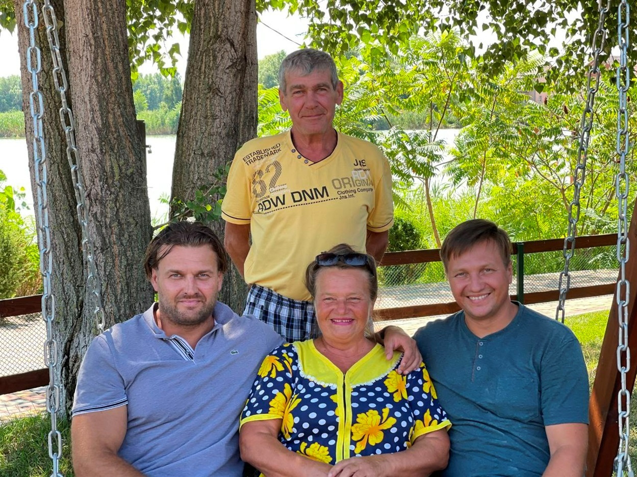 Роман (зліва) і Дмитро (справа) з батьками