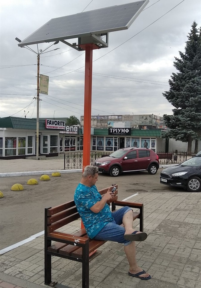 Лавочки с солнечными батареями в Покровске