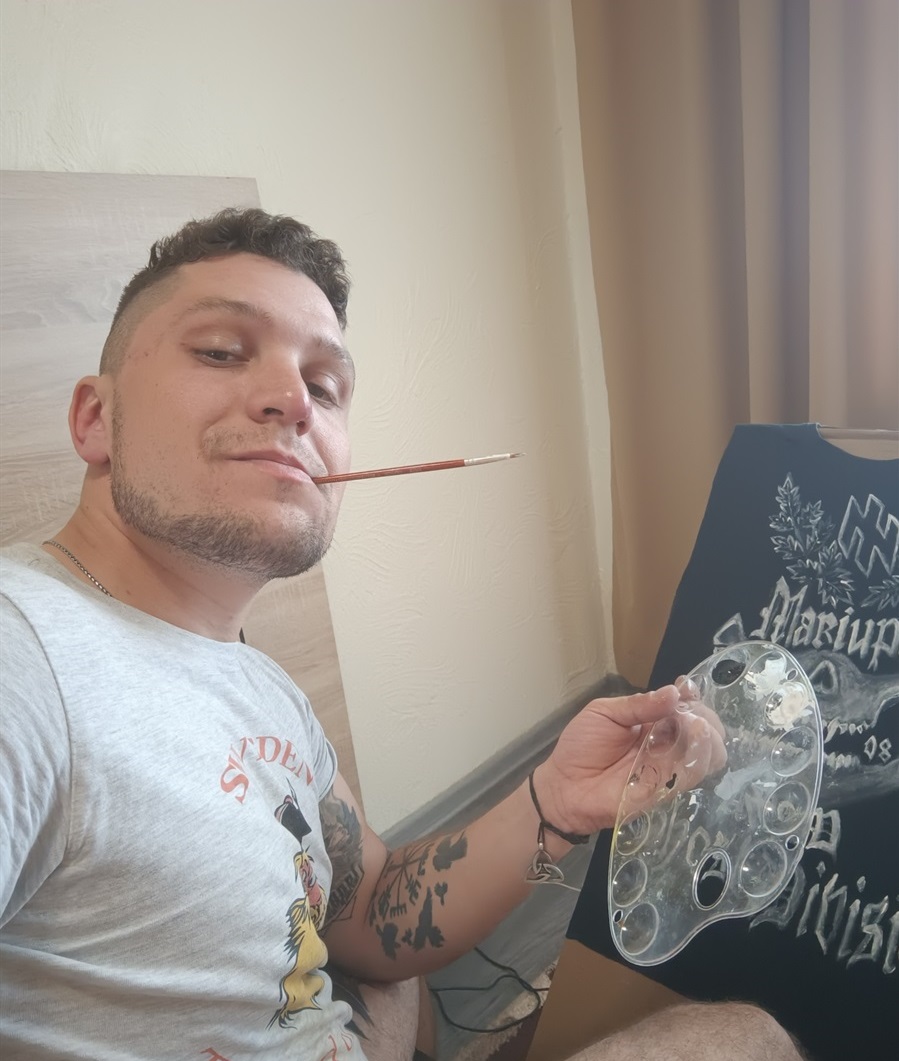 Артем за малюванням