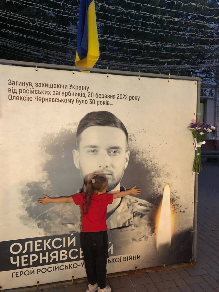 5-річна Іринка обіймає портрет свого загиблого дядька