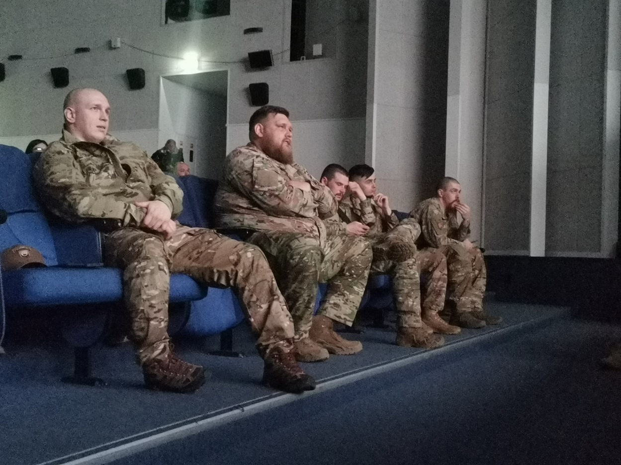 Ці захисники не грали ніяких ролей у стрічці, вони були самими собою і розповідали власні історії - про мрії, службу у війську, мотивацію захищати країну і життя