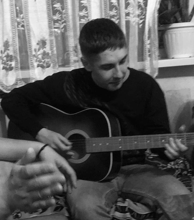 Влад любив грати на гітарі