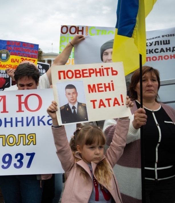 5-річна Емілія ходить на акції, щоб її татка швидше повернули додому