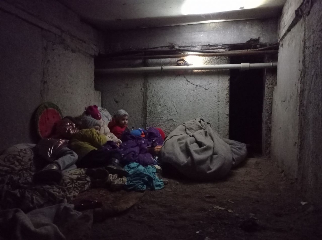 Так Міла з дітьми ховалися у підвалі у Маріуполі від російських обстрілів