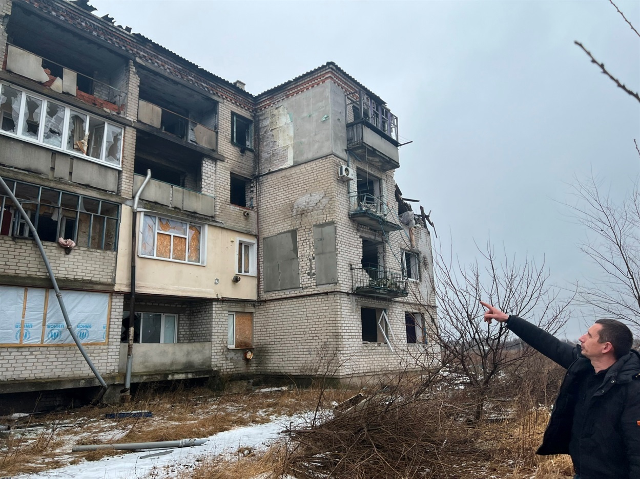 Квартира Володимира на третьому поверсі, де балкон з пластиковими вікнами