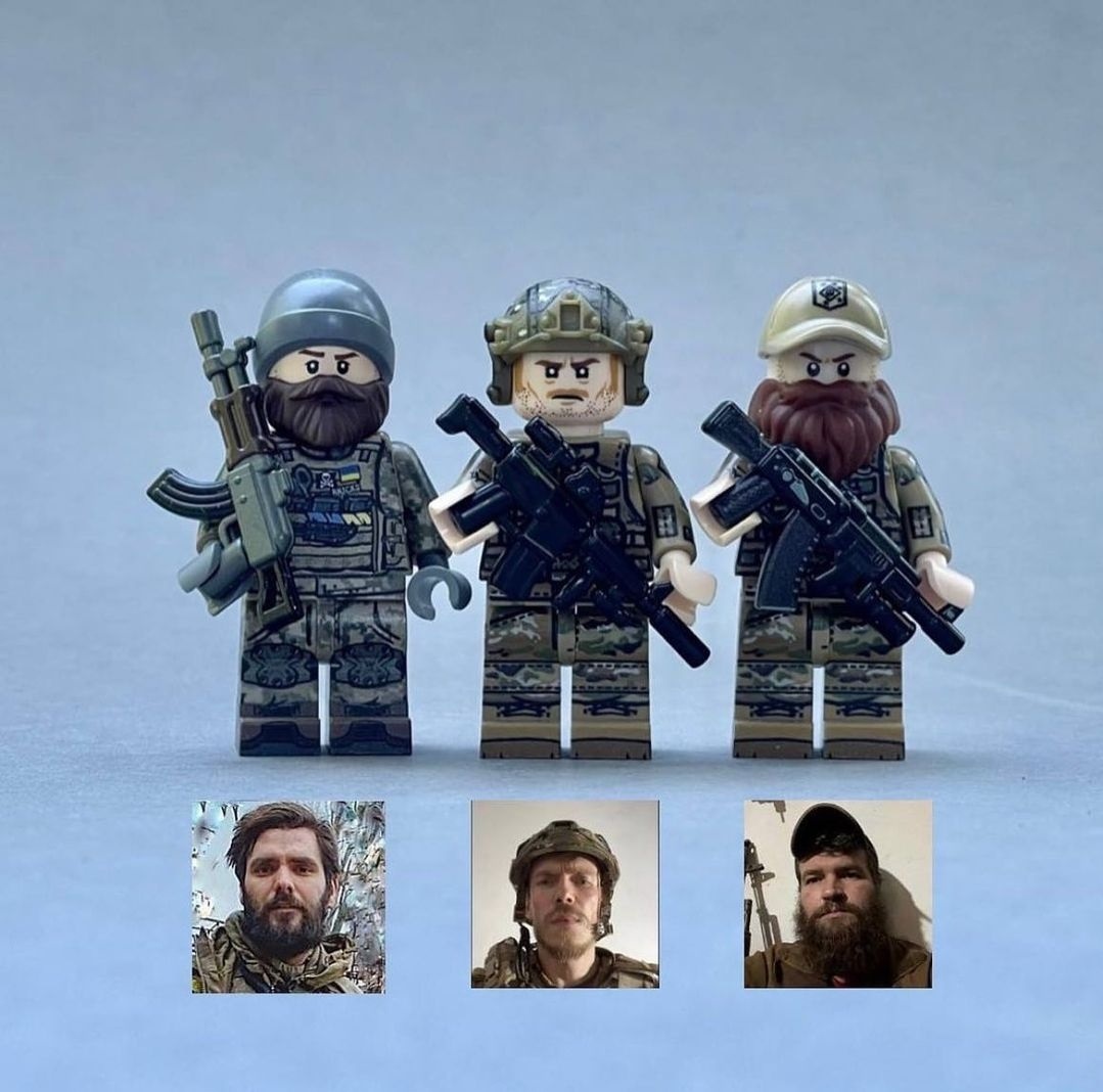 Фігурки LEGO - командири "Азову": зліва направо Богдан Кротевич (“Тавр”, начальник штабу “Азова”), Денис Прокопенко (“Редіс”, командир “Азова”) та Святослав Паламар (“Калина”, заступник командира “Азова”)
