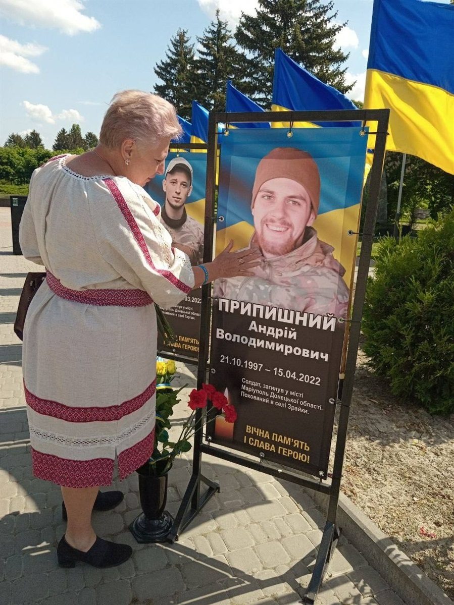 Світлана Припишна на Алеї пам'яті біля світлини сина