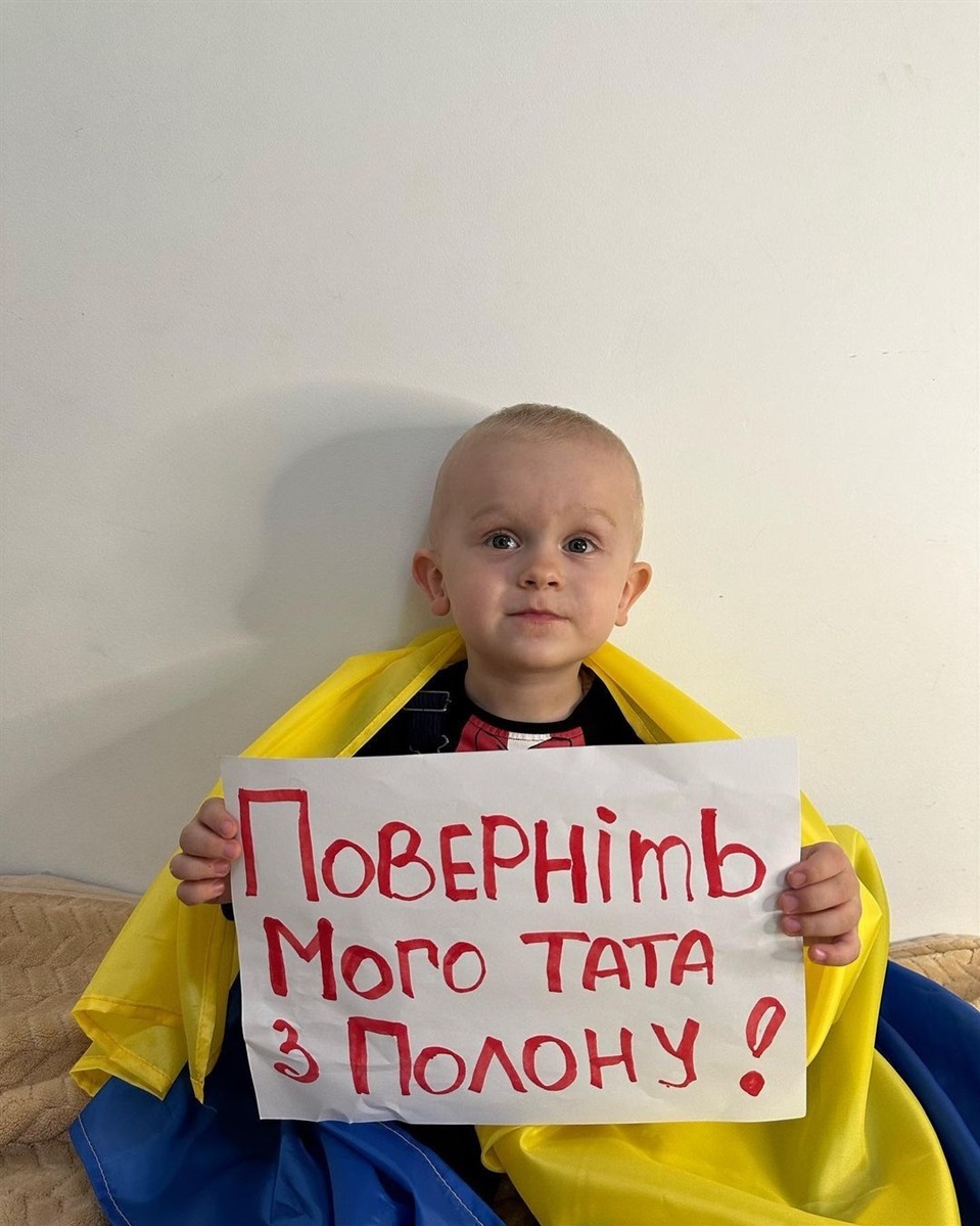 Син чекає на татка і постійно дивиться його фото