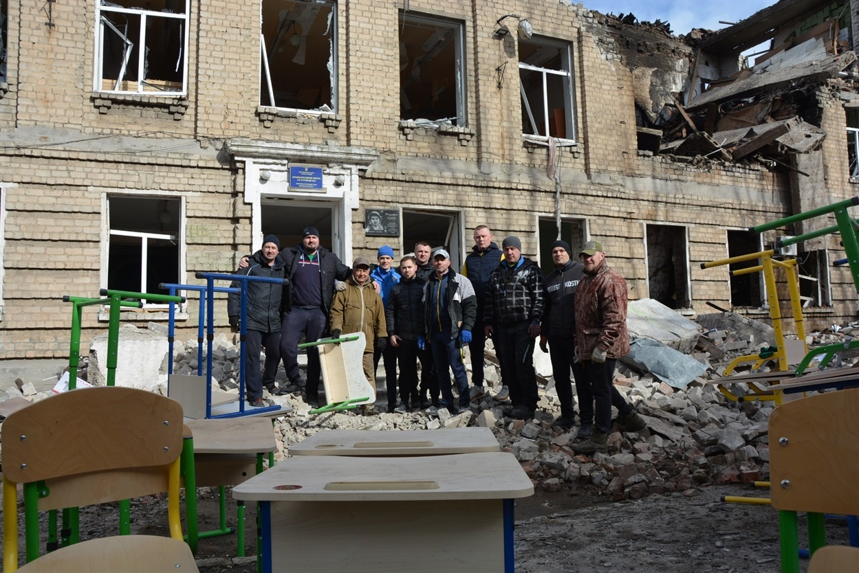 Спортсмени допомагають містянам розбирати завали після обстрілів