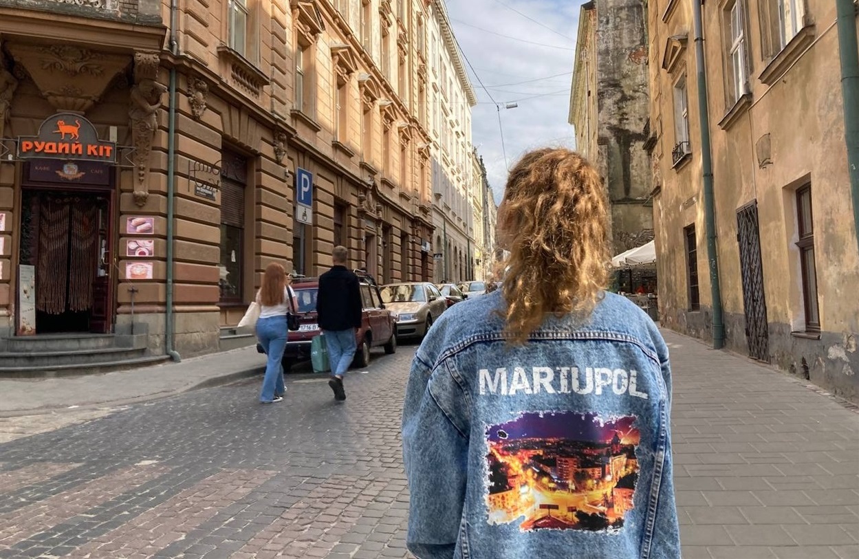 Марина у джинсовій куртці власного дизайну