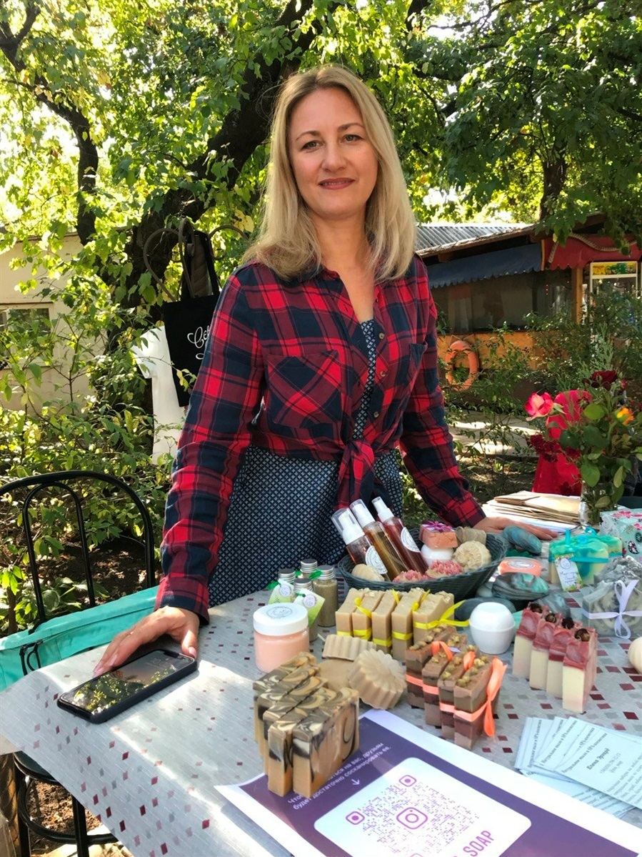 Олена Ергард почала виготовляти мило після відвідин басейна