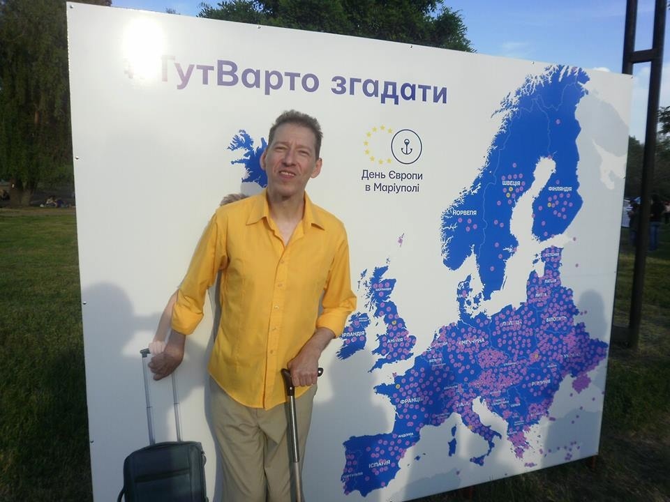 В 11 лет Игоря прооперировали, и он стал ходить при помощи палочки