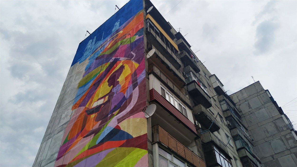 Мурал в Торецке в процессе создания
